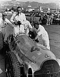 Coppa Ciano in Livorno, 7. August 1938. Der spätere Sieger Hermann Lang mit Rennwagen W 154 bei den Startvorbereitungen.